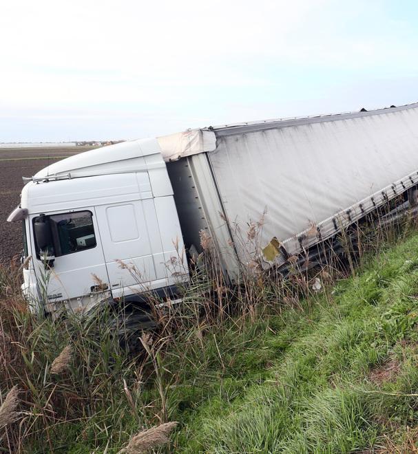La Super cede anche a Comacchio: camion fuori strada