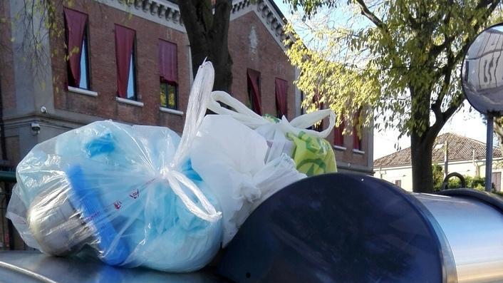 Calotte ancora in tilt: i sacchi dei rifiuti restano sulla strada