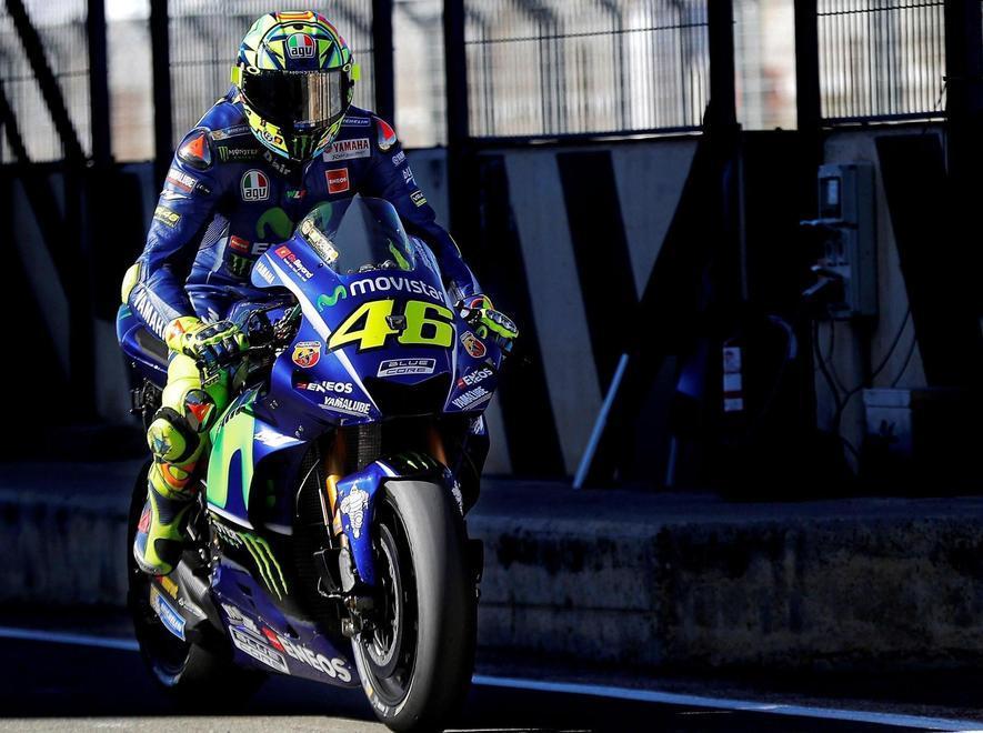 Rossi cade, buon tempo per Viñales 