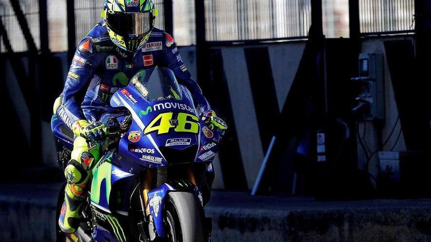 Rossi cade, buon tempo per Viñales