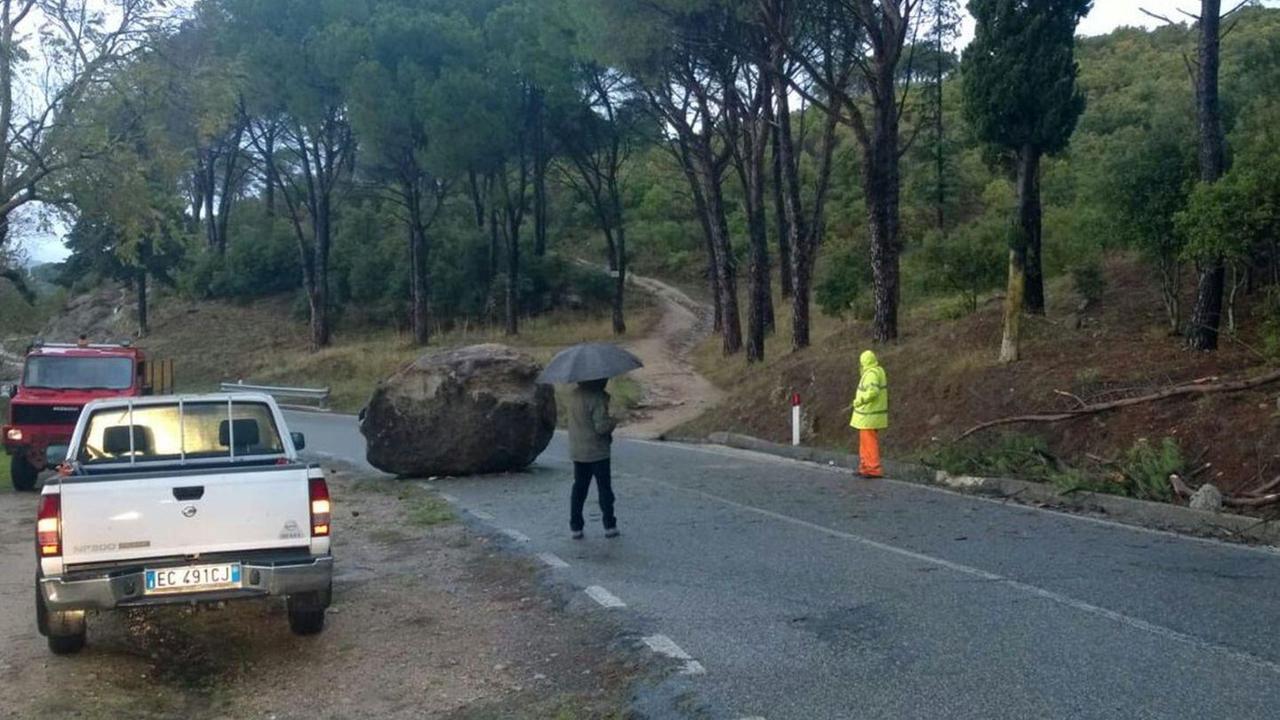 Pesante masso sulla strada a Marreri