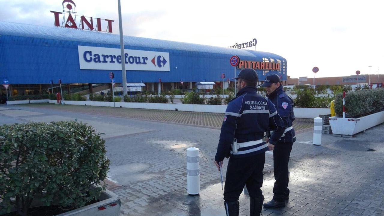 I vigili urbani davanti al centro connerciale Tanit