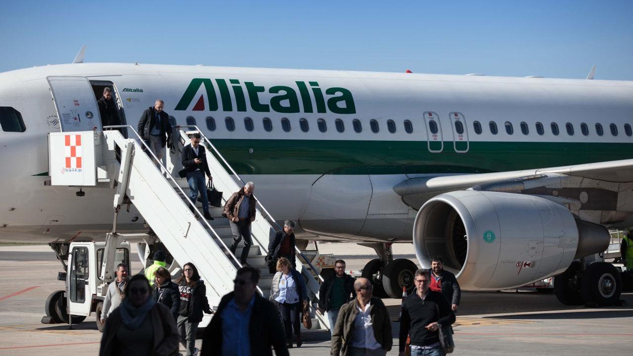 Un aereo Alitalia nell'aeroporto di Alghero Fertilia