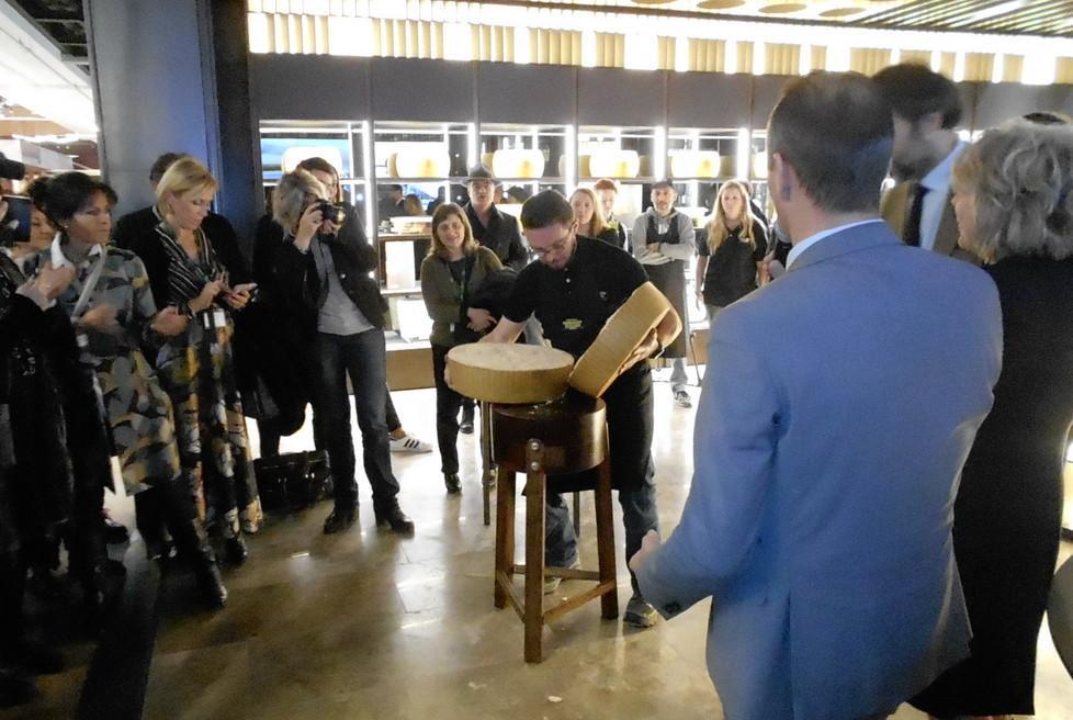Il Parmigiano Reggiano tra i tanti gioielli di Fico 
