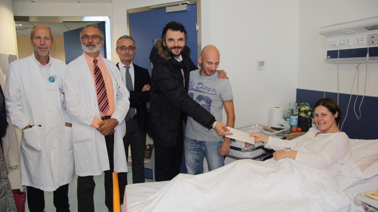 Il sindaco Matteo Biffoni incontra una neomamma all'ospedale Santo Stefano (foto Batavia)