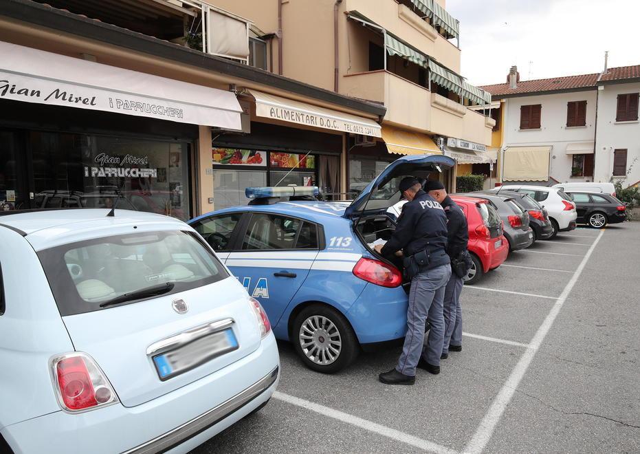 I rilievi della Polizia nel parcheggio teatro dell’incidente (Foto Nucci)