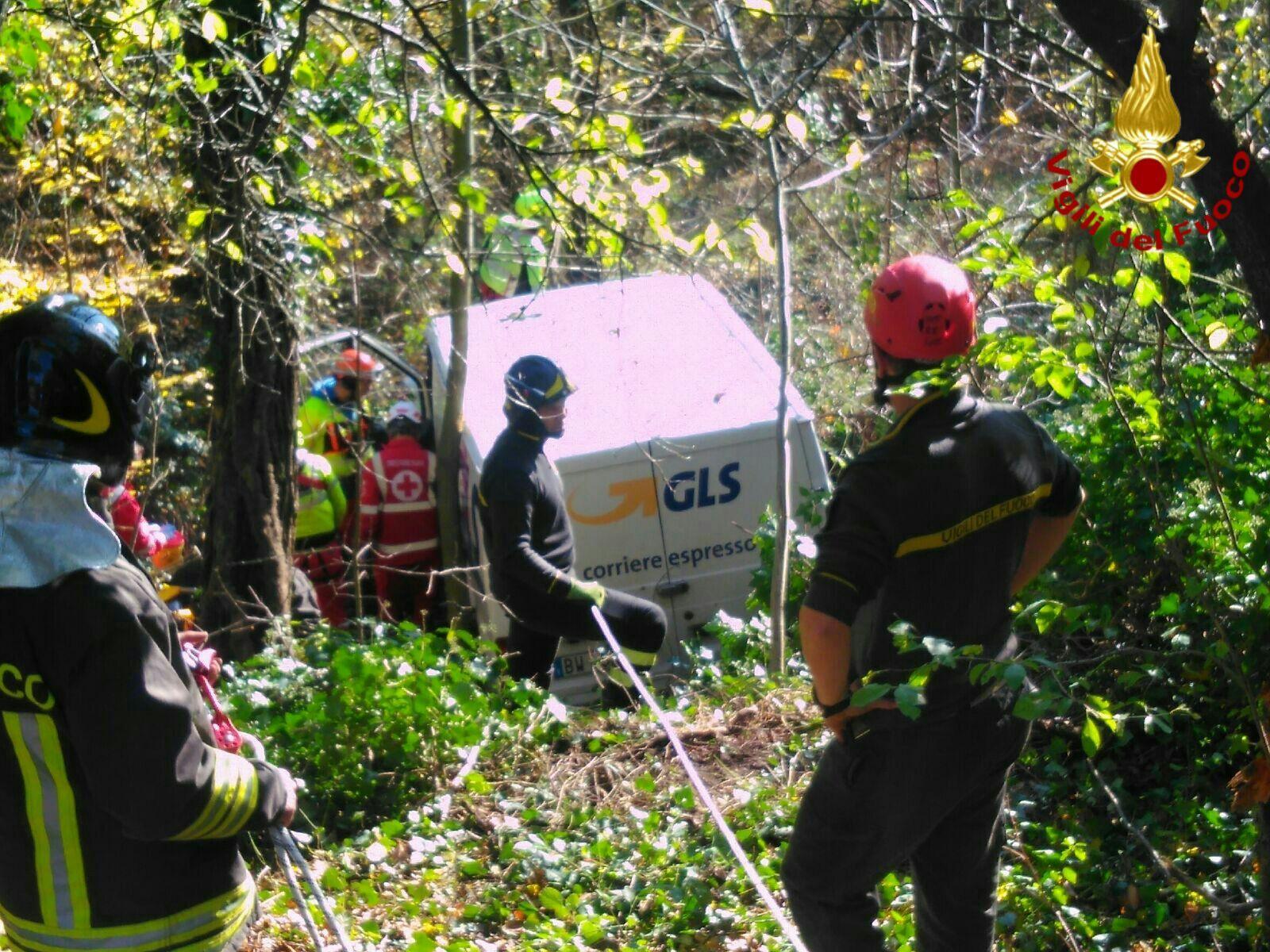 Castellarano: conducente incastrato nel furgone fuori strada