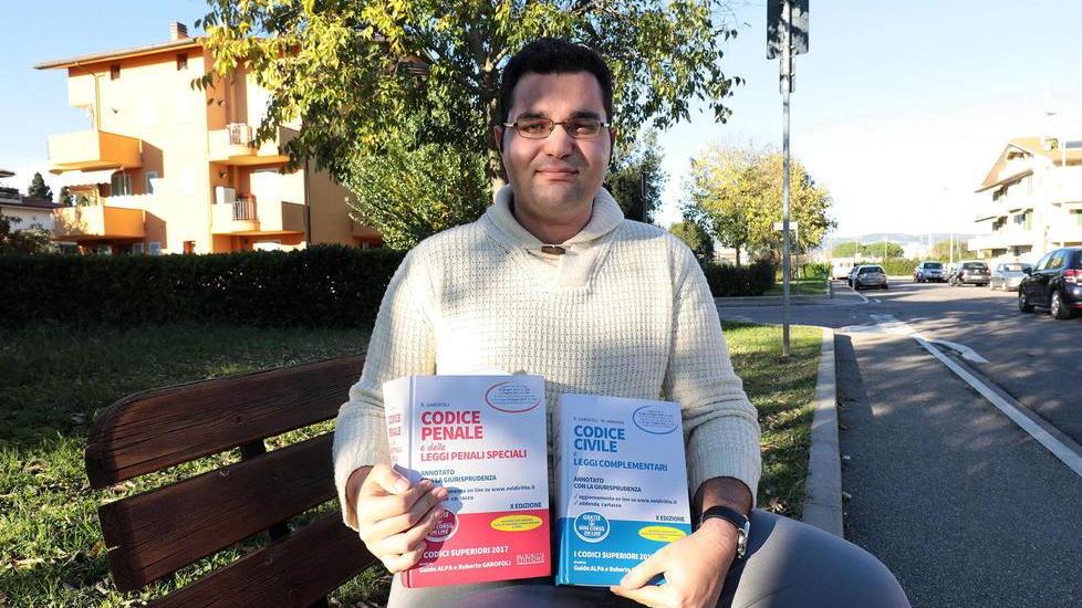 Il consigliere comunale Andrea Poggianti con alcuni dei libru recuperati (Foto Agenzia Carlo Sestini)