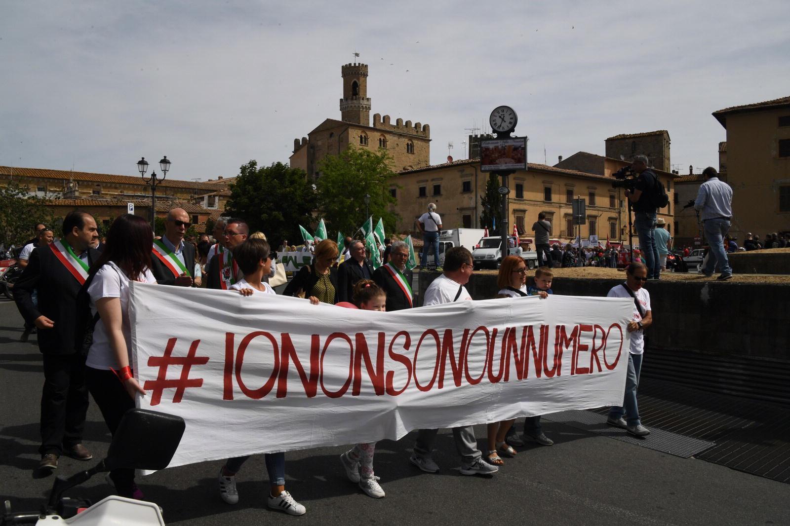 Una manifestazione delle mamme per la difesa del servizio pediatrico