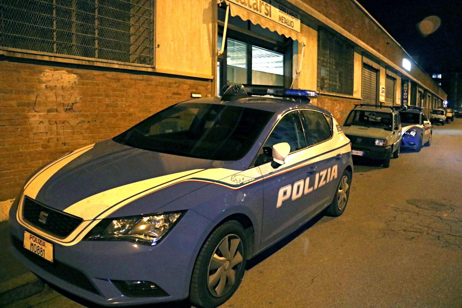 La polizia intervenuta sul luogo della rapina in via Napoli (Pentafoto)