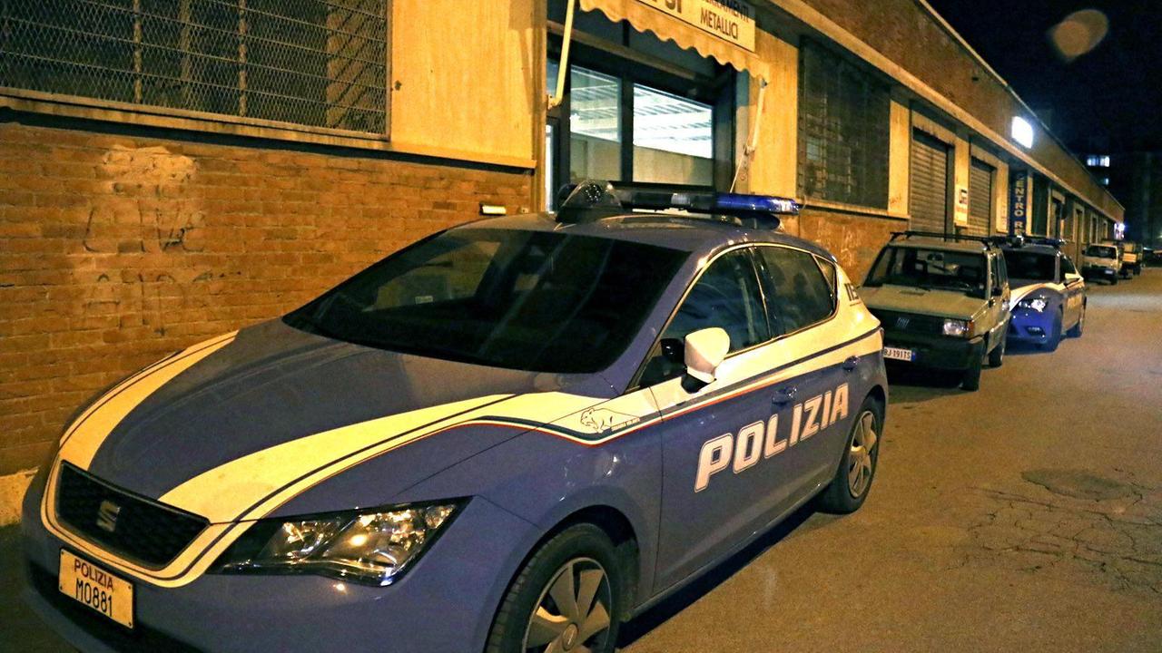 La polizia intervenuta sul luogo della rapina in via Napoli (Pentafoto)
