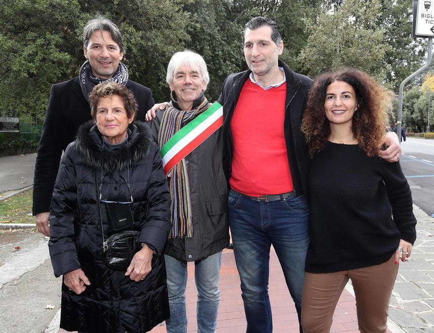 la signora Graziella Benvenuti con Boni, Niccolai e gli assessori Ialuna e De Paola (Foto Nucci)