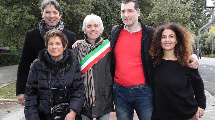 la signora Graziella Benvenuti con Boni, Niccolai e gli assessori Ialuna e De Paola (Foto Nucci)