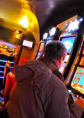 Sale giochi clandestine, sigilli all’Accademia del biliardo