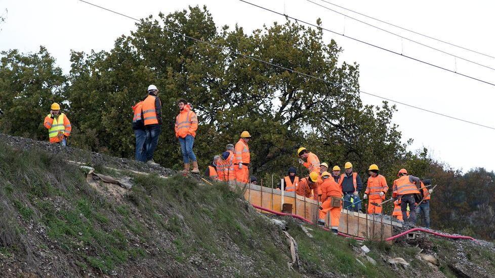 Linea ferroviaria interrotta per una frana