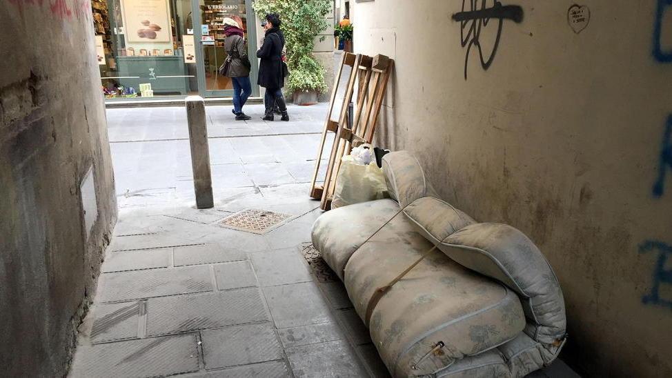 Rifiuti abbandonati a due passi dal giro