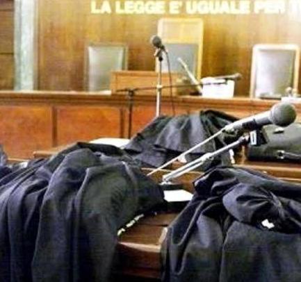 Abusa della figlia e maltratta la moglie 