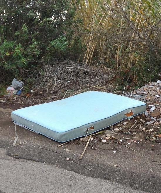 Strade piene di materassi Le discariche aumentano 