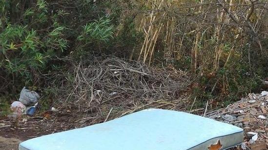 Strade piene di materassi Le discariche aumentano