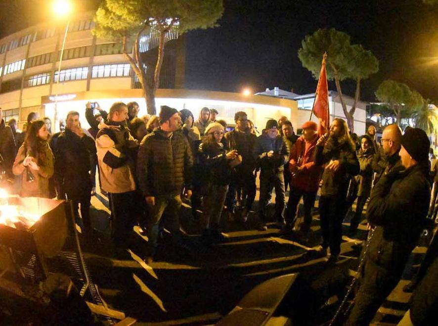 Nca, fiaccolata in centro prima del consiglio