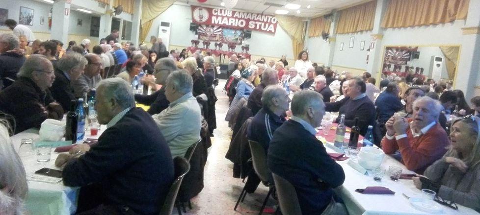 L’abbraccio dei tifosi alla squadra