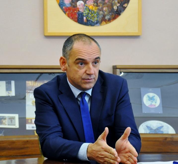 Rifiuti ai privati, nel Pd si va alla conta E la Regione frena 