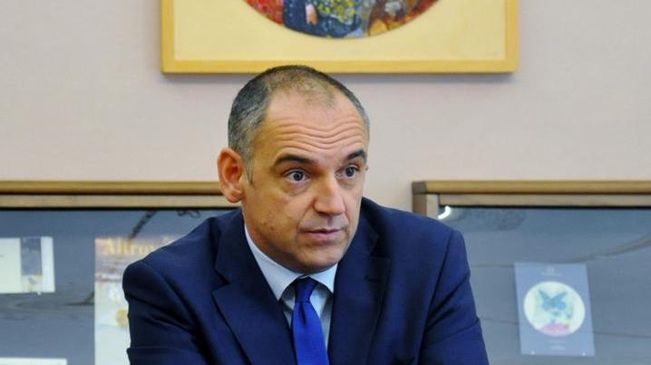 Rifiuti ai privati, nel Pd si va alla conta E la Regione frena