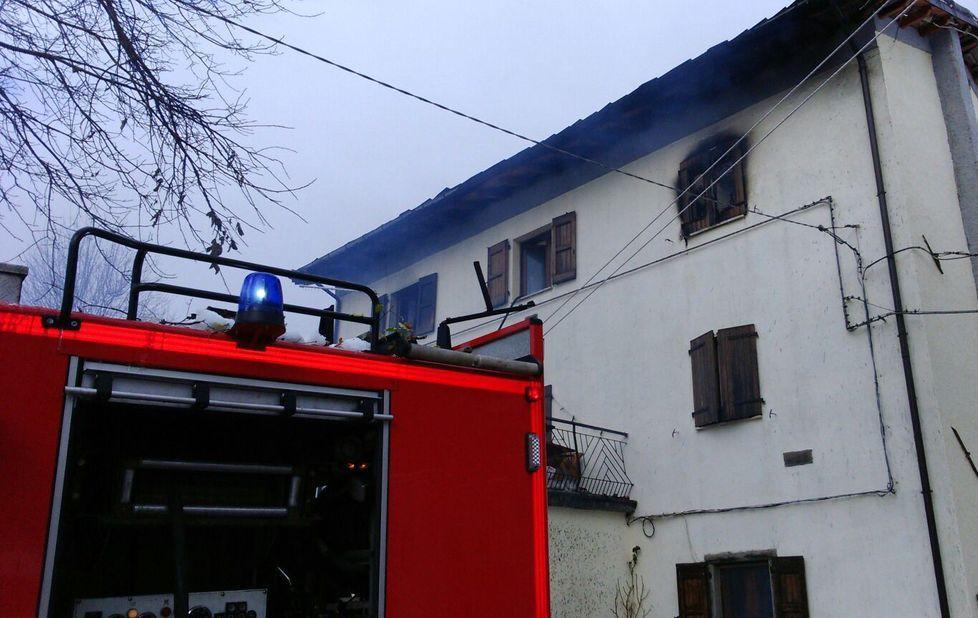Il vento alimenta il fuoco Distrutta la casa dei “Sisa” 