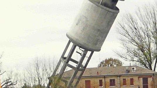 Ore 10, esplodono le gelatine Crolla la torre dell’acquedotto