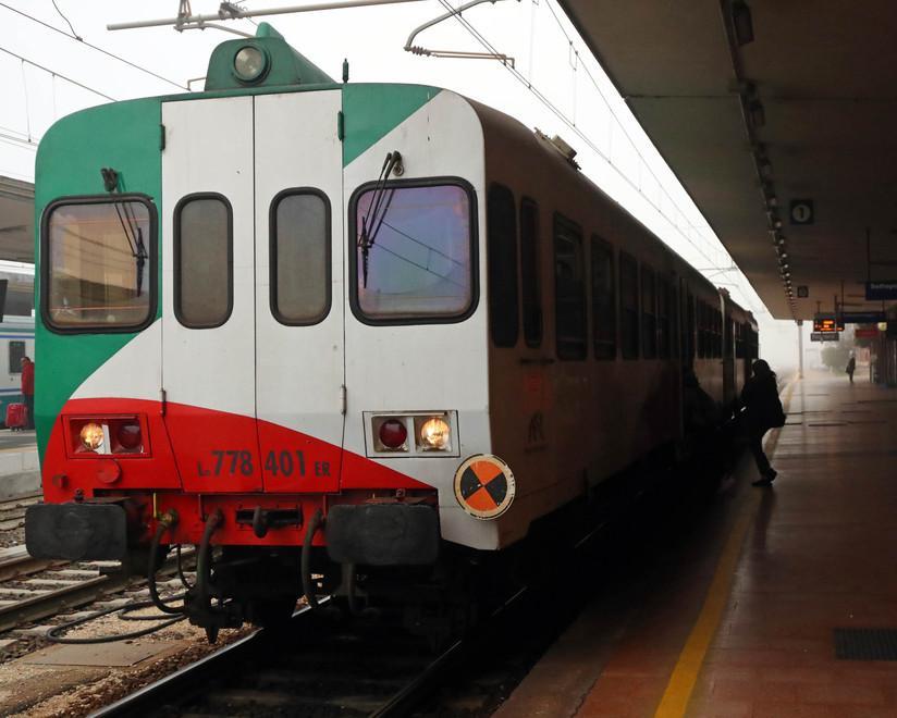 Treni Parma-Suzzara in ritardo I passeggeri: «Troppi disservizi»