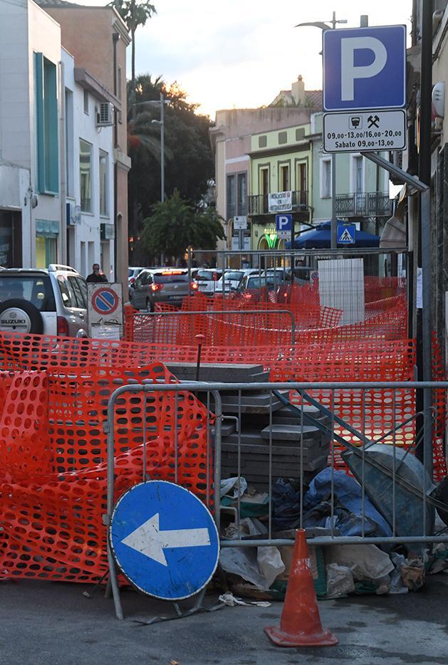 Per i lavori ai marciapiedi chiuso un tratto di via Figoli