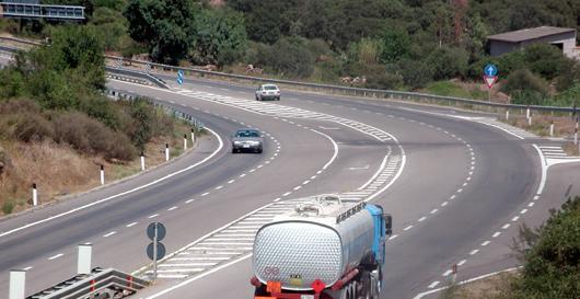 Strada disastrata: allarme per la 131 