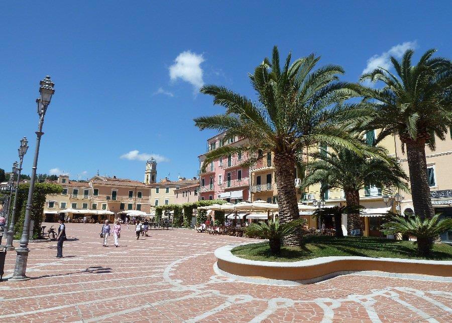 La piazza Matteotti a Porto Azzurro