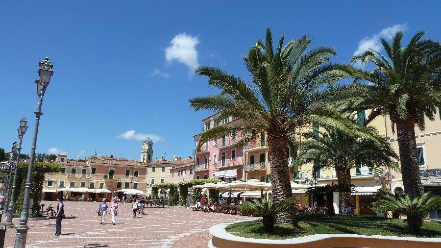 La piazza Matteotti a Porto Azzurro