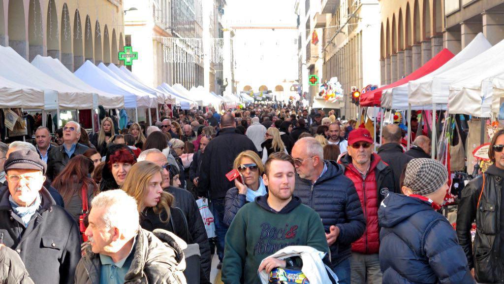Mercato straordinario in via Grande