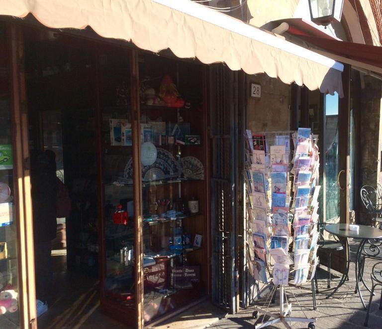 Ladri-vandali in due negozi “armati” di una grata di ferro 