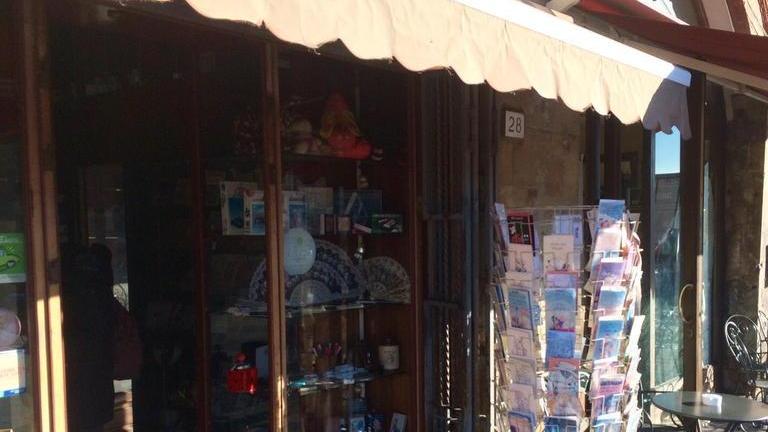 Ladri-vandali in due negozi “armati” di una grata di ferro