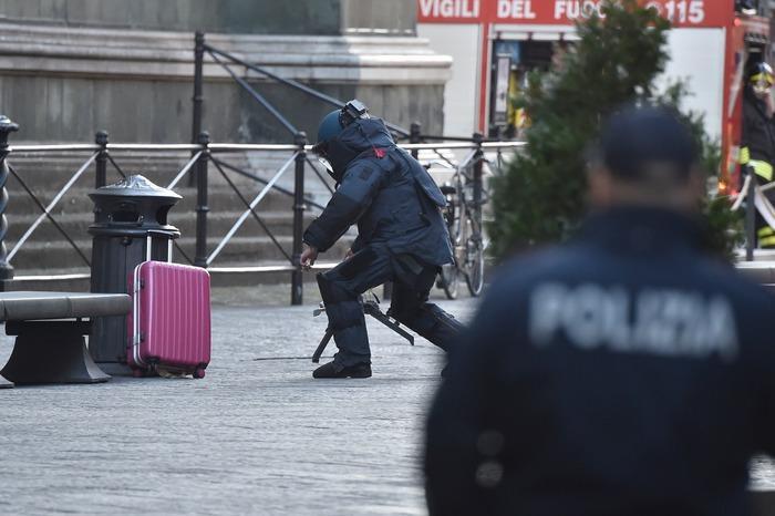 Gli artificieri a lavoro a Firenze (Foto Ansa)