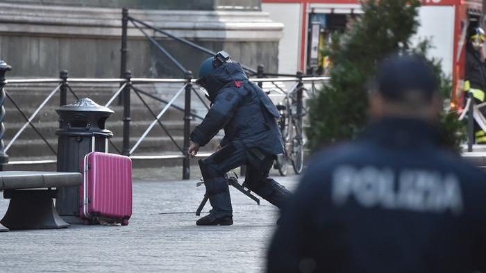 Gli artificieri a lavoro a Firenze (Foto Ansa)