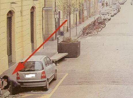 Il ladro ripreso dalle telecamere durante un furto in centro