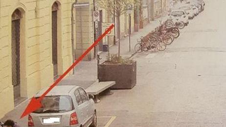 Il ladro ripreso dalle telecamere durante un furto in centro