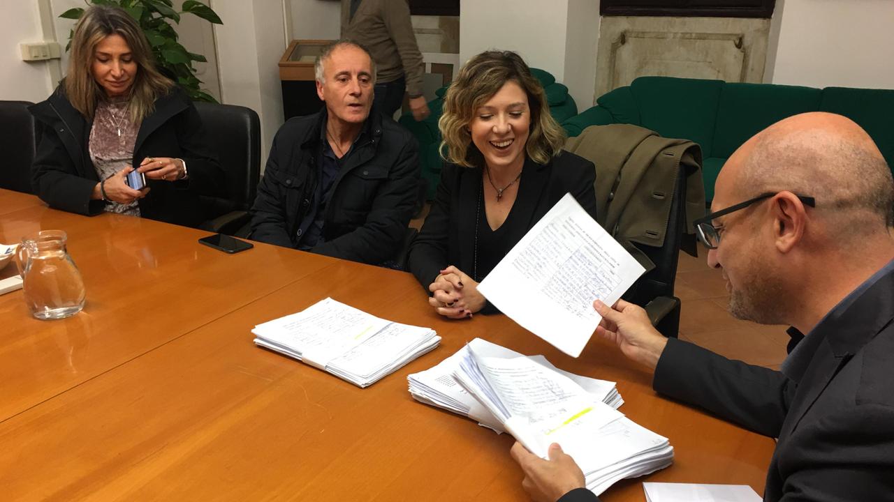 Il sindaco riceve la petizione con cui si chiedono più controlli