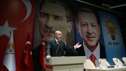 Foto Erdogan su bersaglio, Nato si scusa