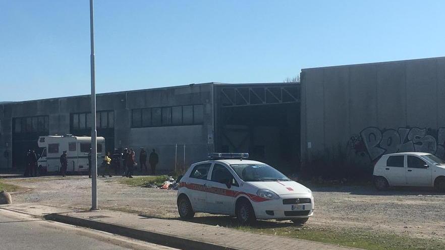 Sgomberati tre nomadi da un capannone