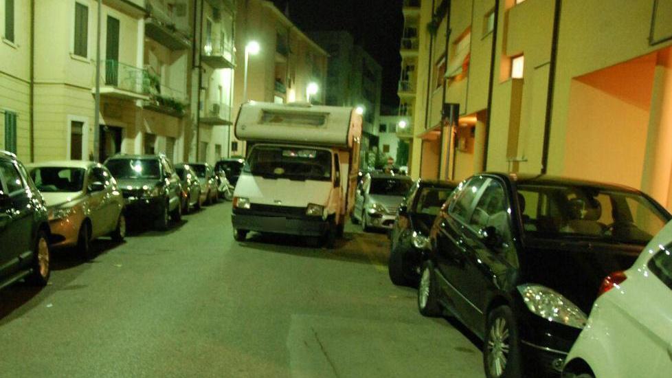 Danneggia le auto e colpisce un agente