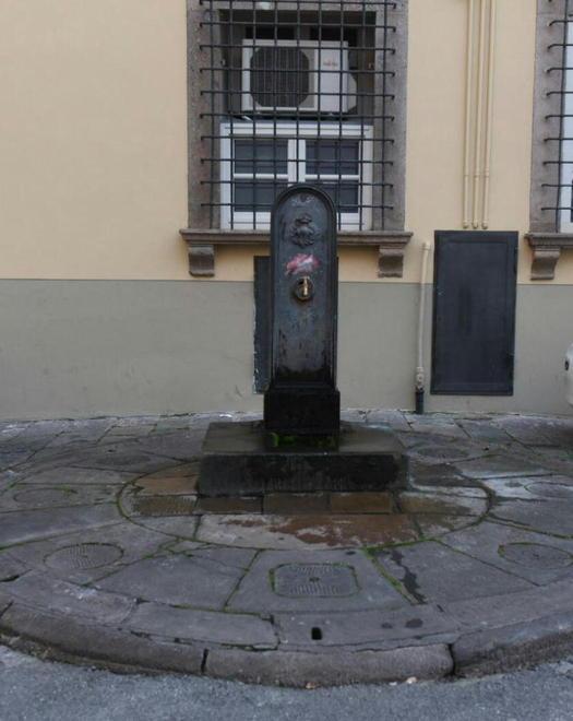 Urla e rifiuti, l’ex “gioiello” è sotto assedio 