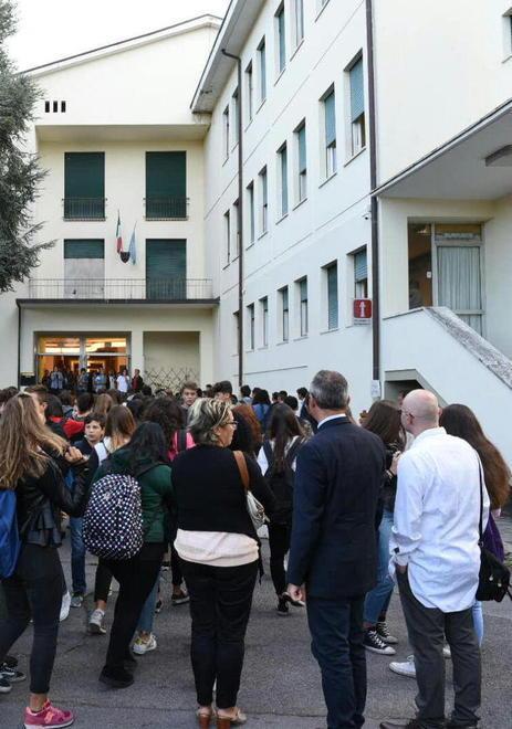 Il loggiato si “tinge” di viola per la giornata dei prematuri 