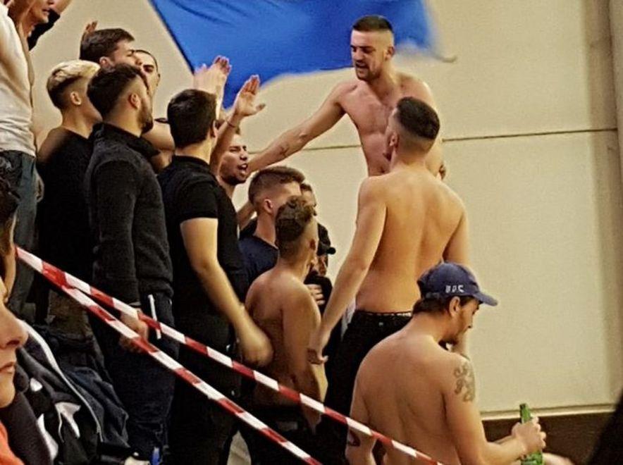 Ultras al palazzetto tra svastiche e polemiche 