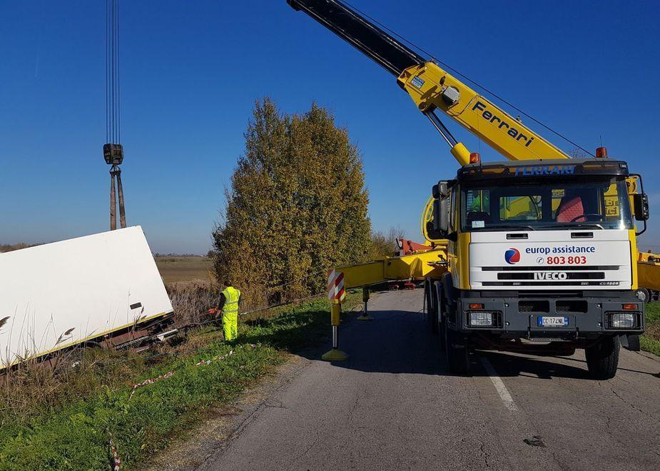 Via Imperiale chiusa per recuperare un camion nel fosso 