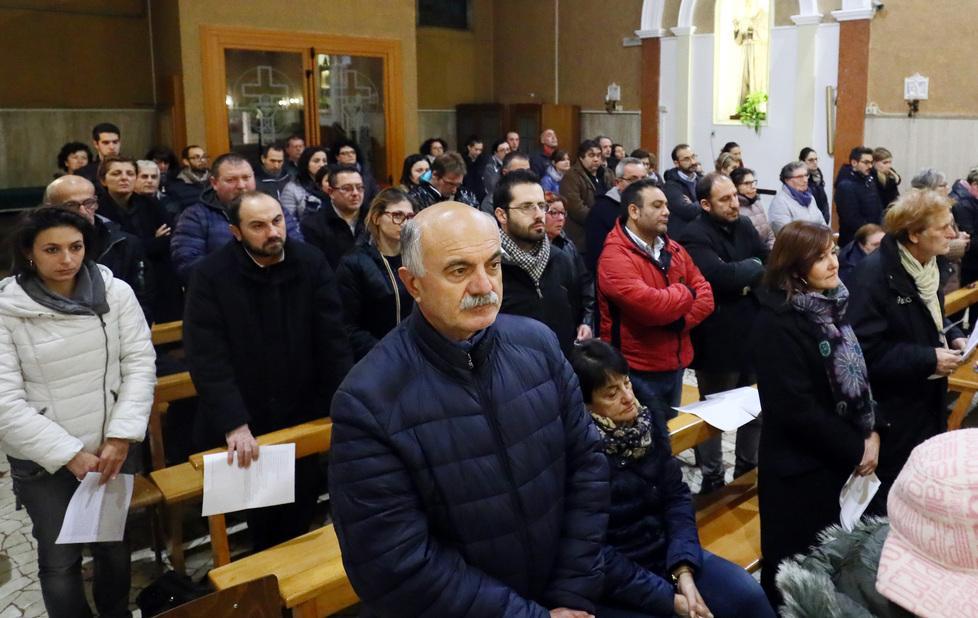 Lacrime in chiesa alla veglia di preghiera